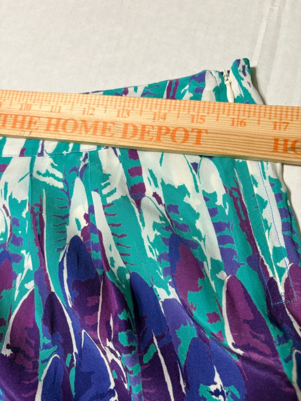 Tart Teal & Purple Printed Pleated Silk Shorts. Side Zip 4 - Picture 5 of 9